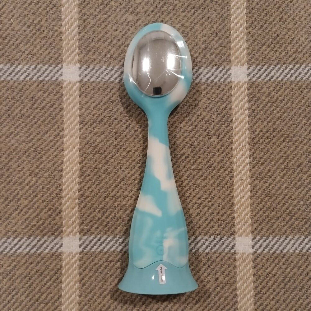 'blushly' Silicone Facial Cleansing Brush (Item #SILFACBRU)